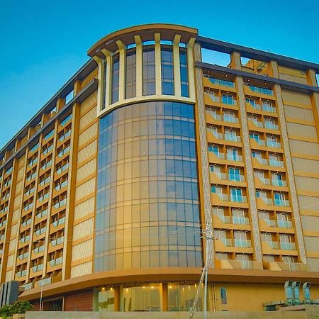 Hotel The Weekend Address Surat Esterno foto