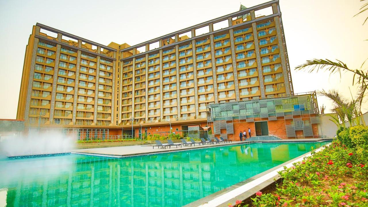 Hotel The Weekend Address Surat Esterno foto