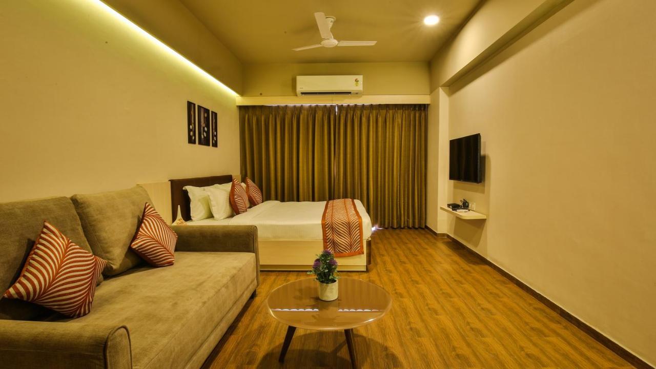 Hotel The Weekend Address Surat Esterno foto