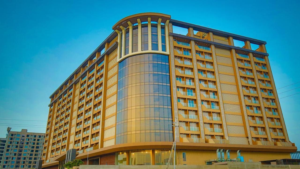 Hotel The Weekend Address Surat Esterno foto