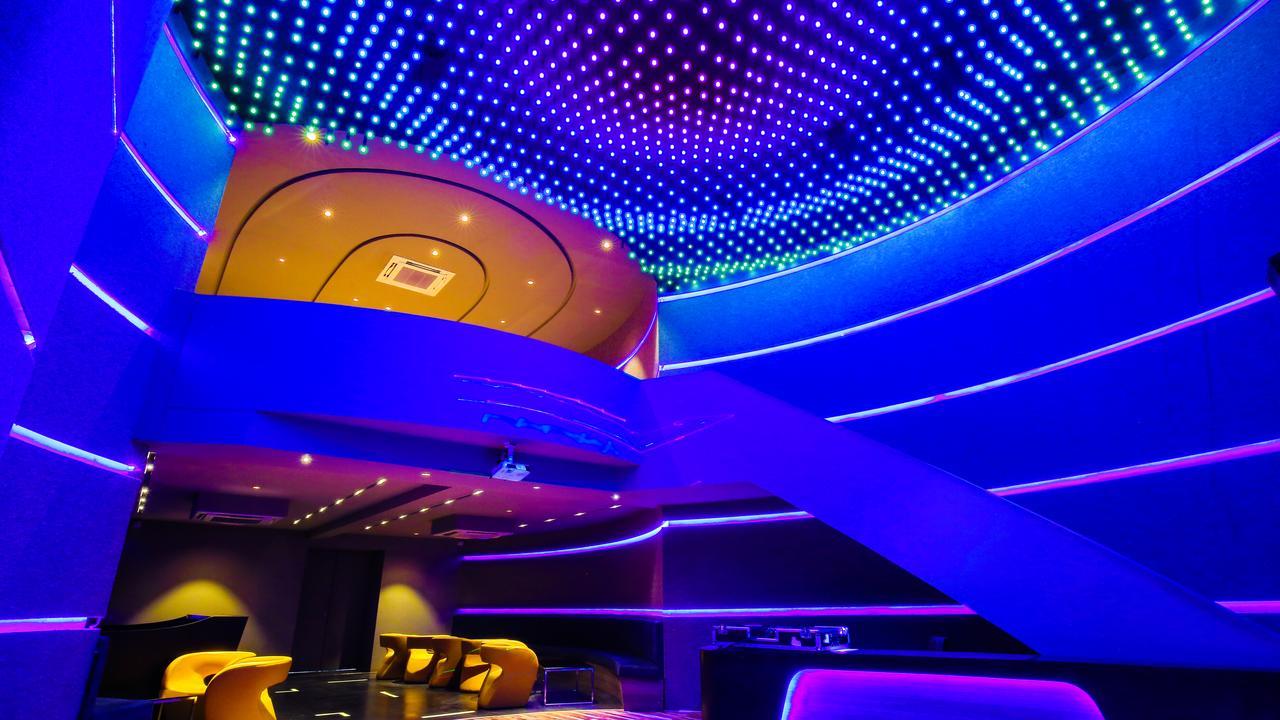 Hotel The Weekend Address Surat Esterno foto