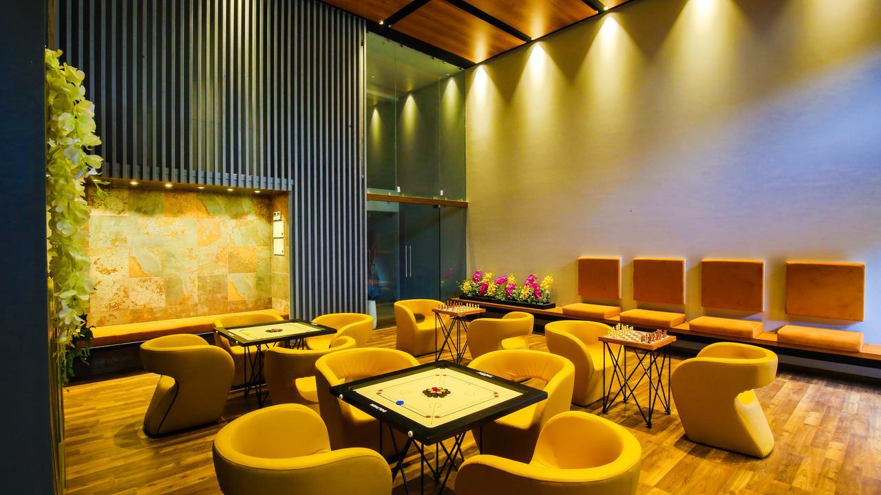 Hotel The Weekend Address Surat Esterno foto