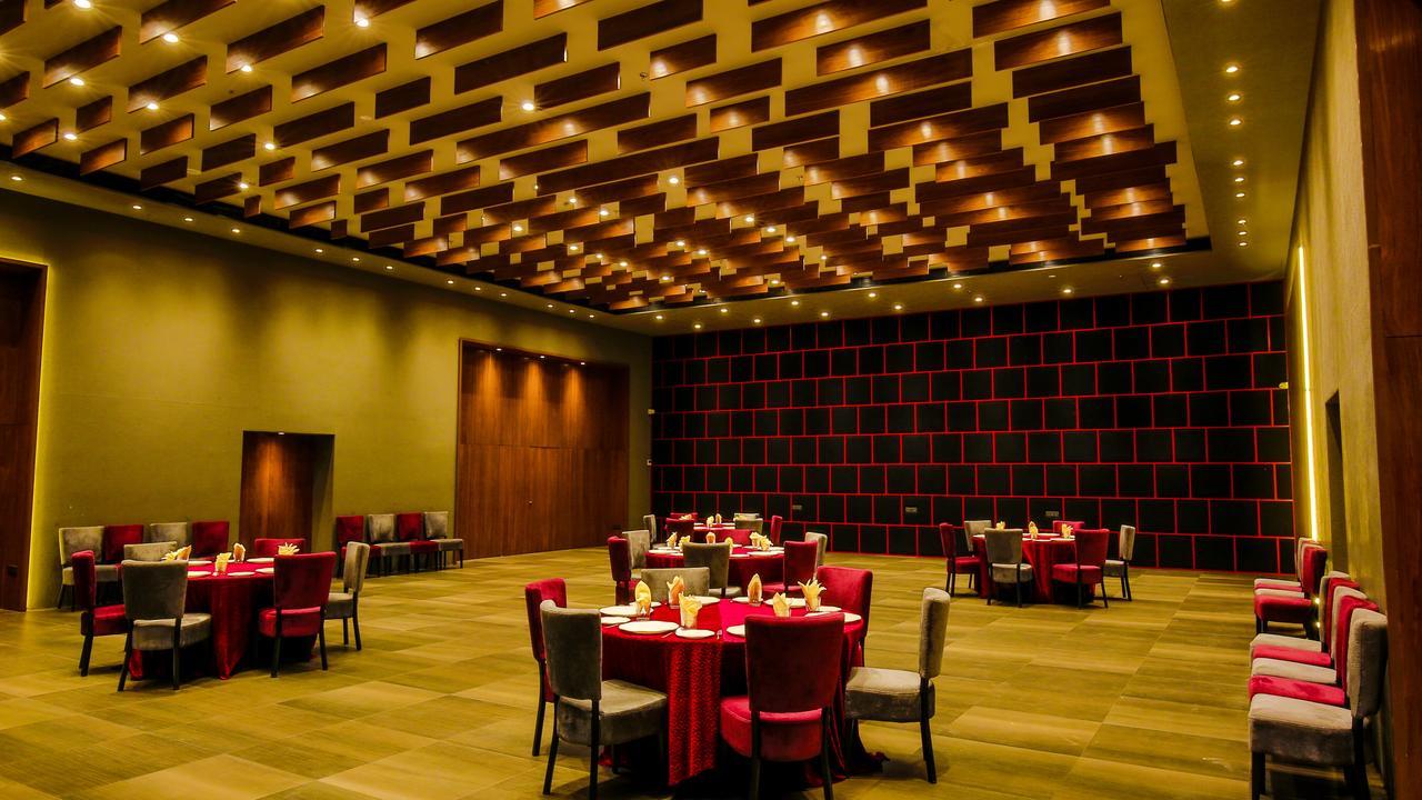 Hotel The Weekend Address Surat Esterno foto