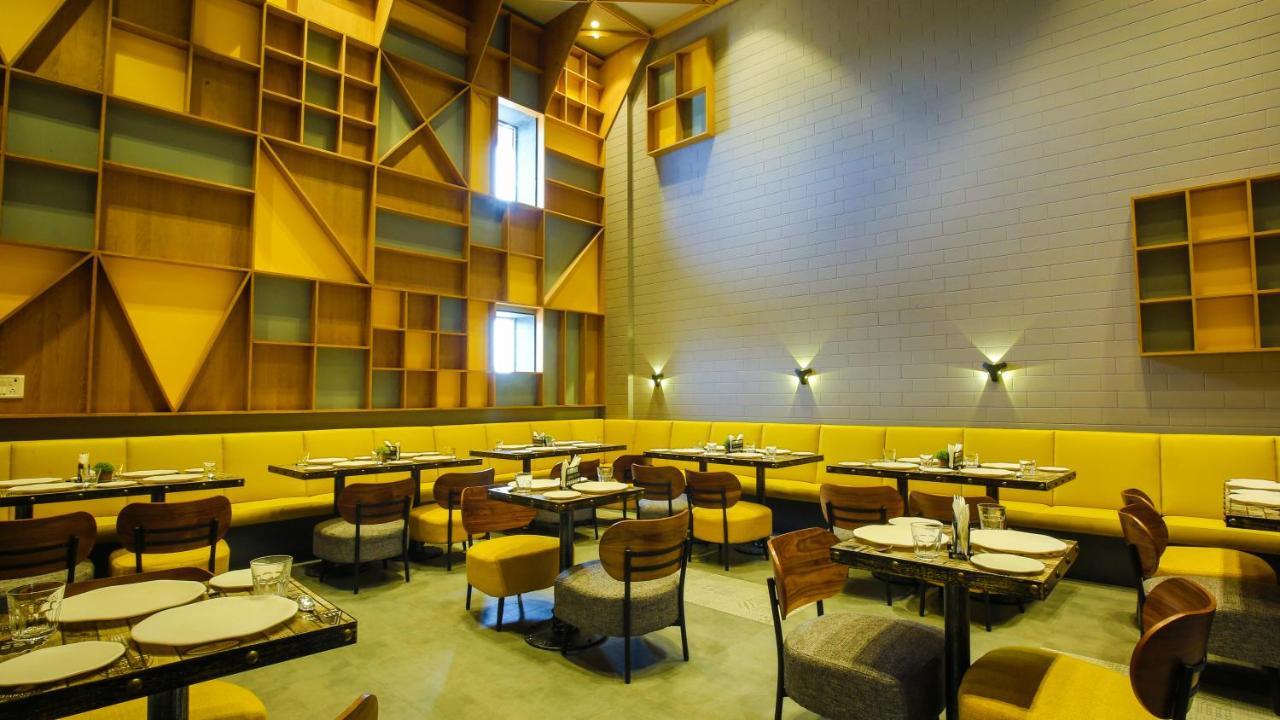 Hotel The Weekend Address Surat Esterno foto