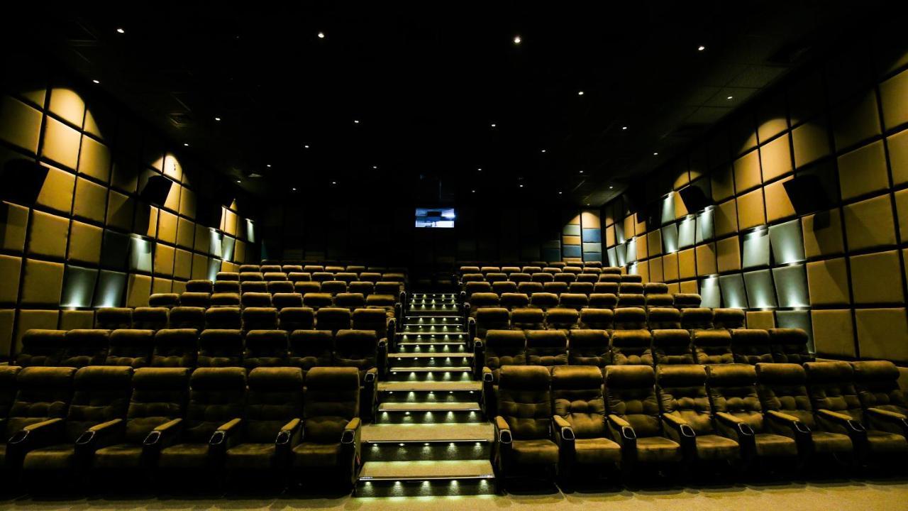 Hotel The Weekend Address Surat Esterno foto