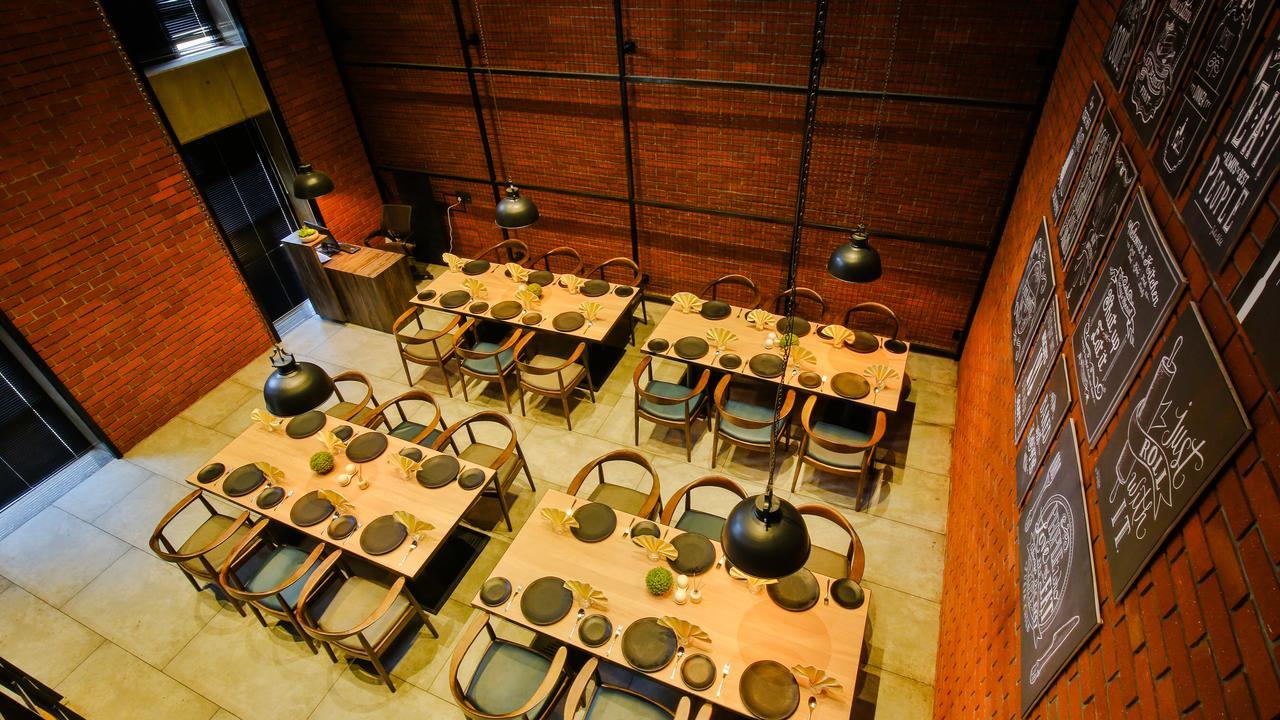 Hotel The Weekend Address Surat Esterno foto