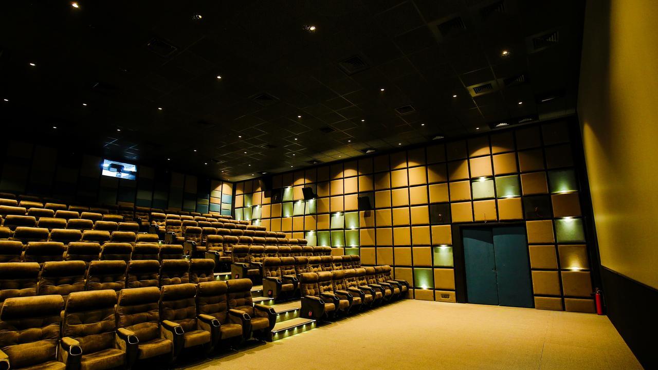Hotel The Weekend Address Surat Esterno foto