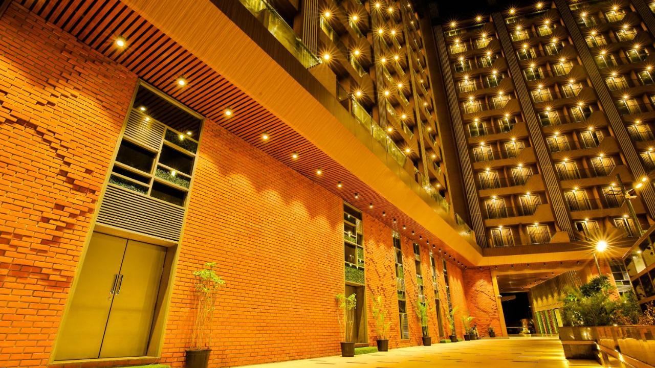 Hotel The Weekend Address Surat Esterno foto
