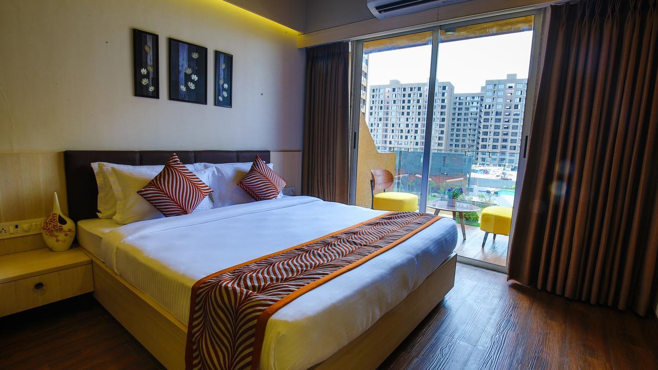 Hotel The Weekend Address Surat Esterno foto