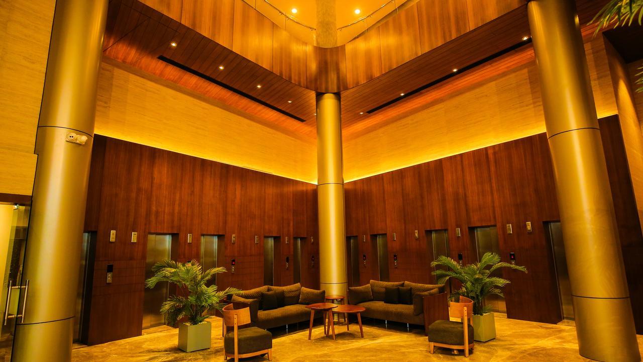 Hotel The Weekend Address Surat Esterno foto