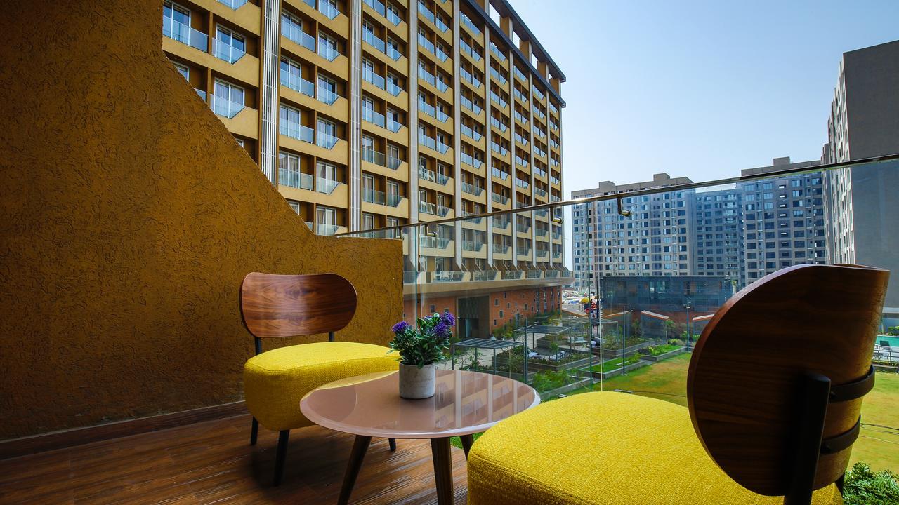 Hotel The Weekend Address Surat Esterno foto
