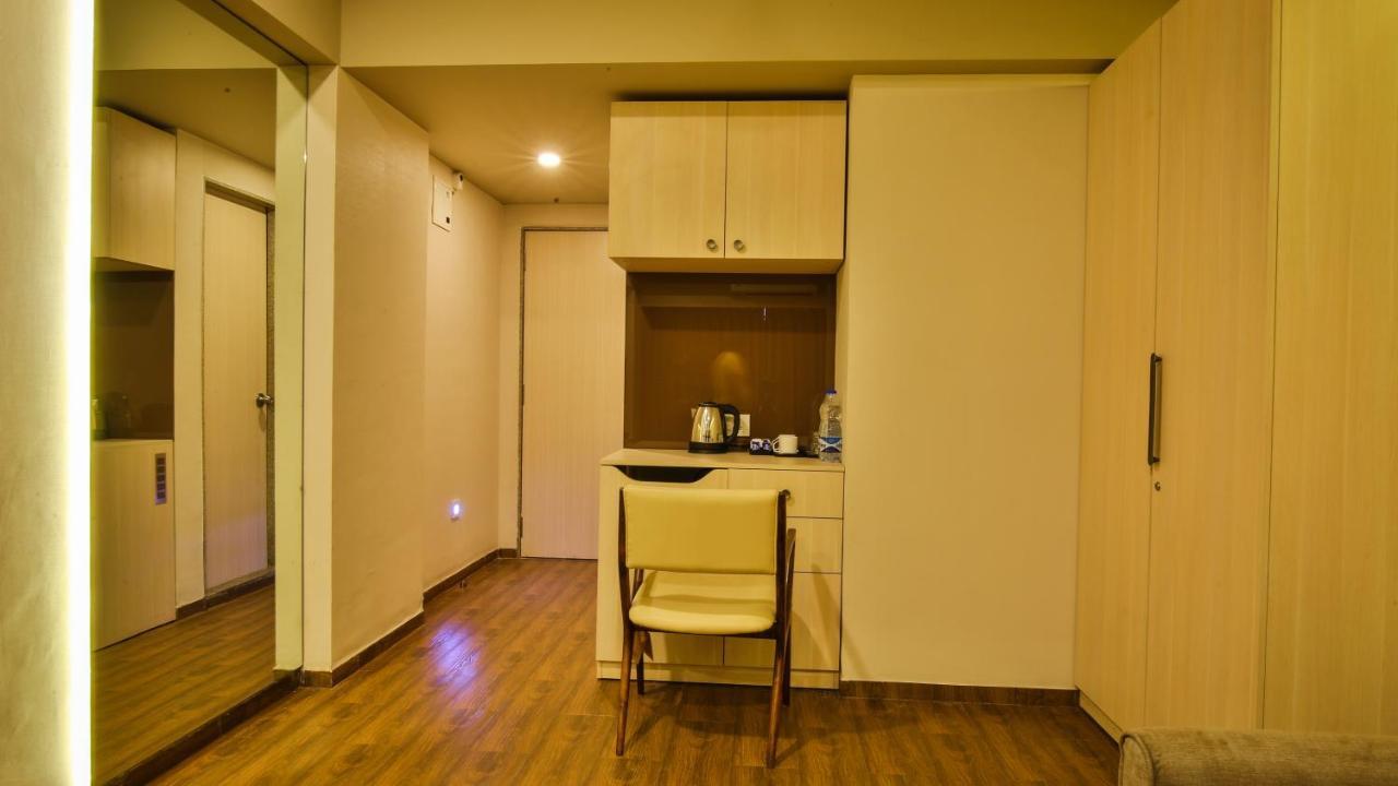 Hotel The Weekend Address Surat Esterno foto