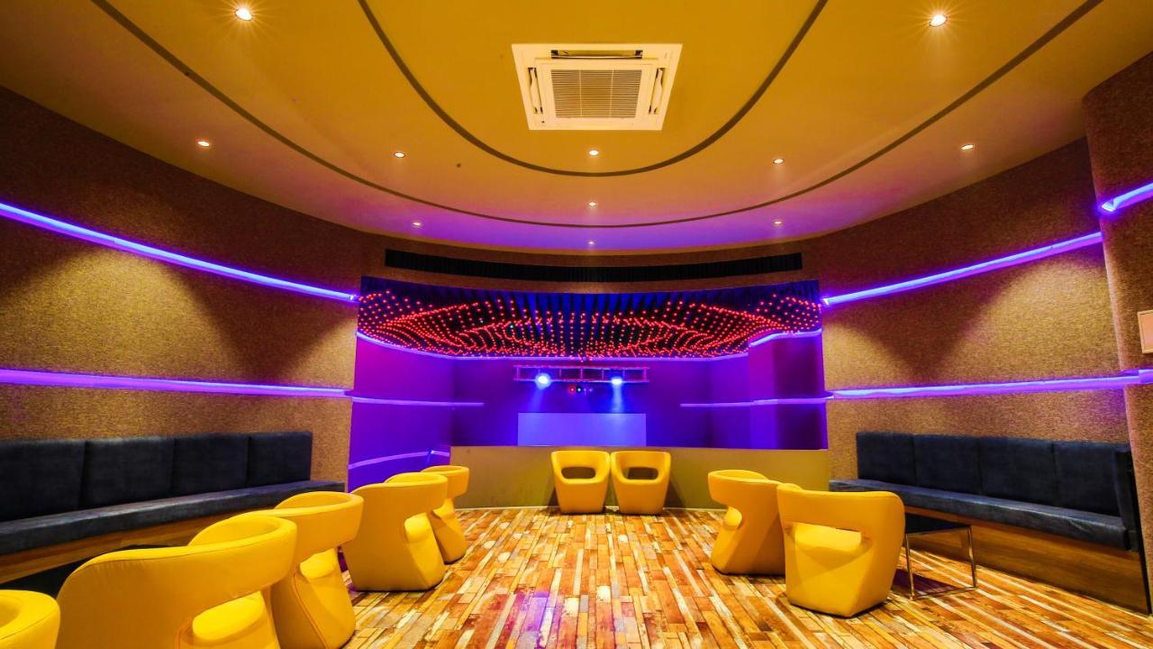 Hotel The Weekend Address Surat Esterno foto